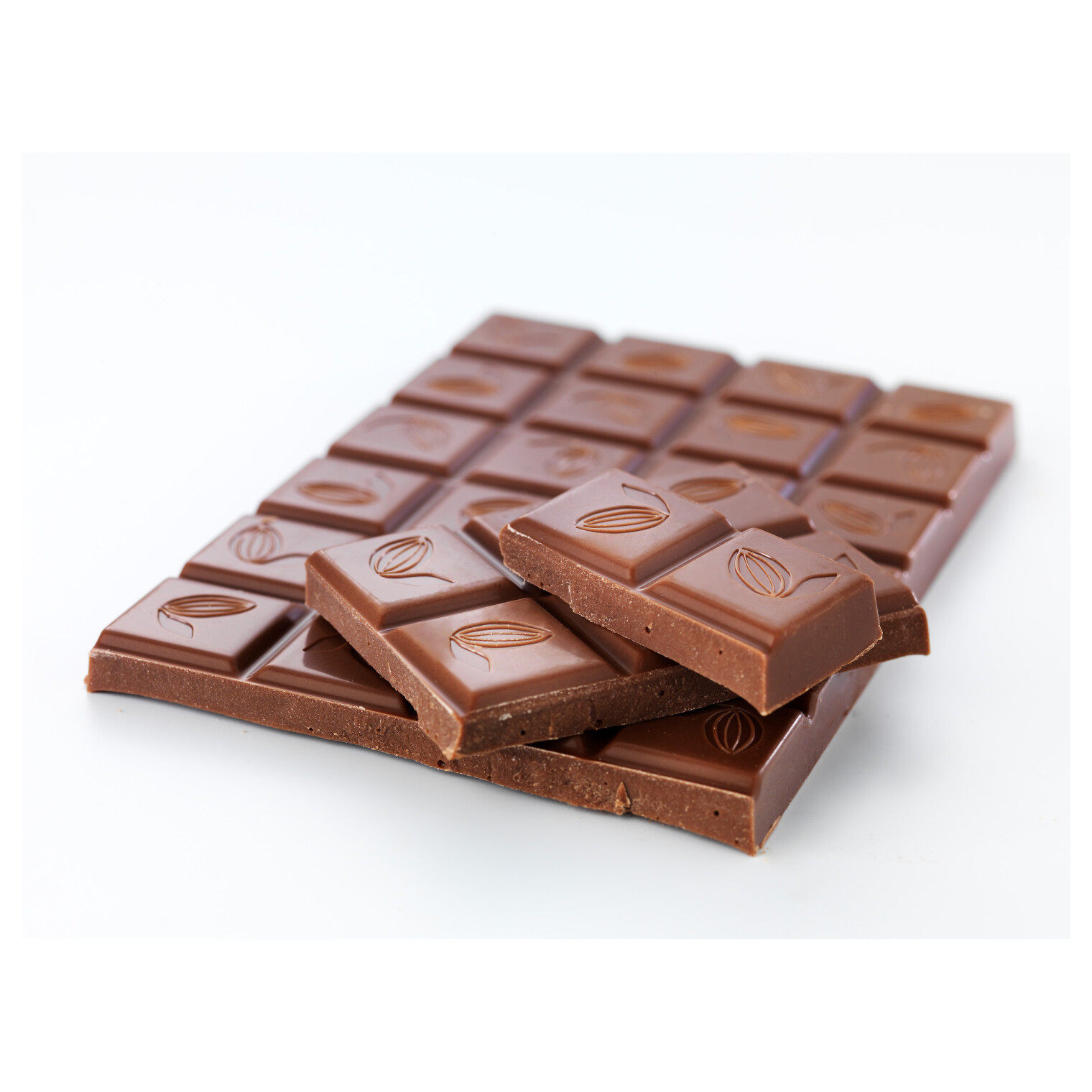 Недорогой шоколад. Молочный шоколад икеа. Шоколад LJUS. Шведский шоколад икеа. Плитка шоколада с орехами.